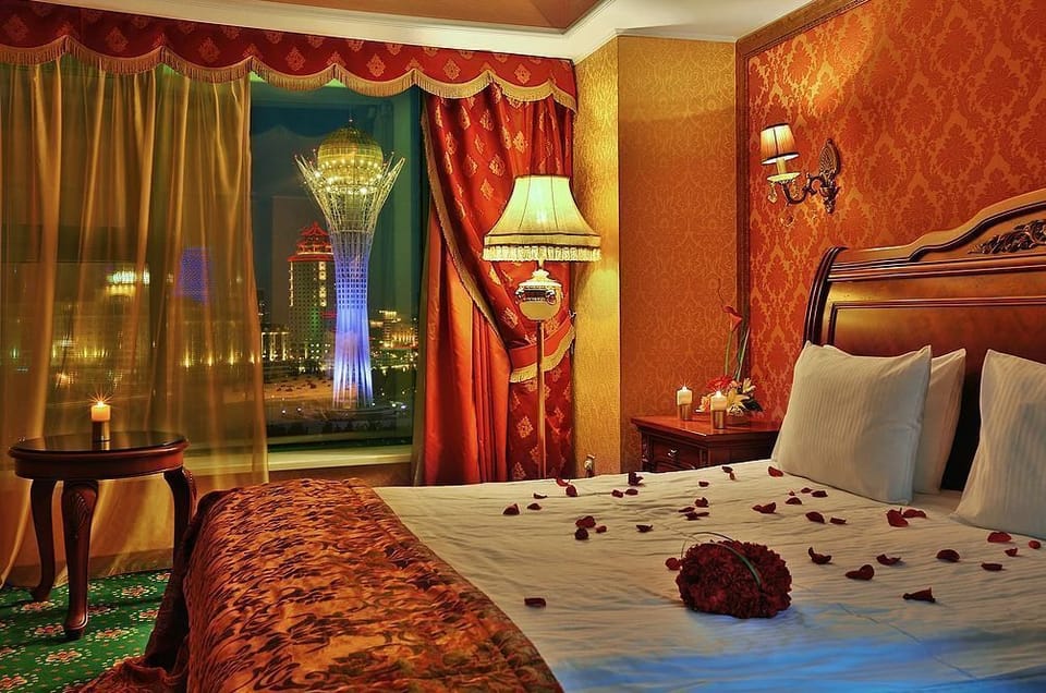 Senior Suite | Minibar, in-room safe, desk, blackout drapes