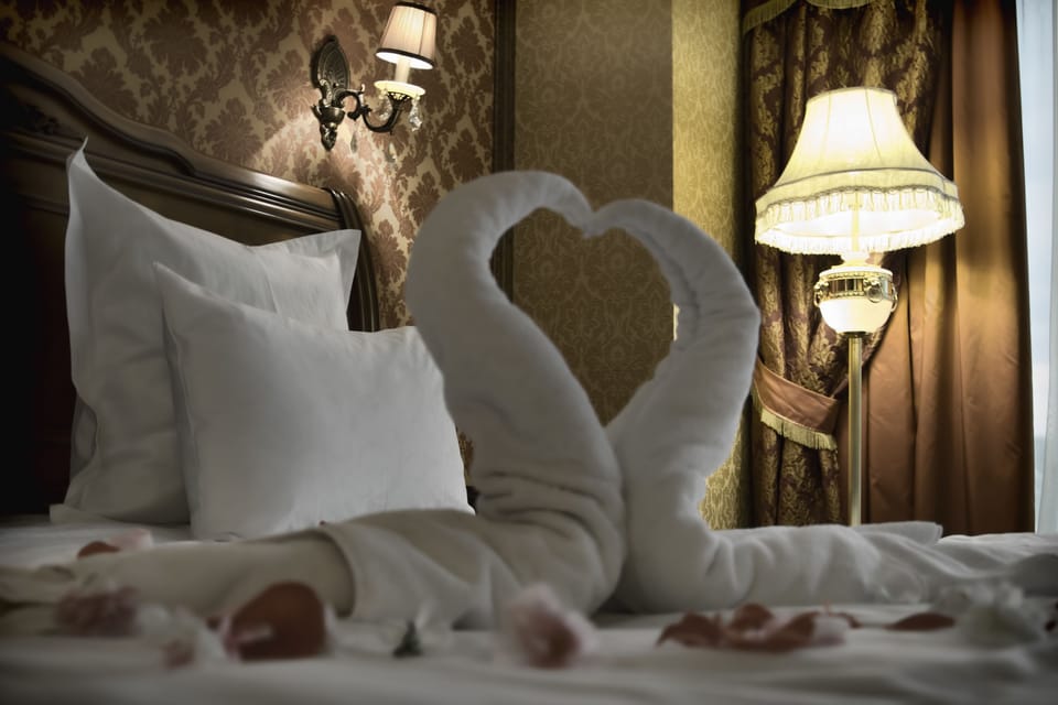 Senior Suite | Minibar, in-room safe, desk, blackout drapes