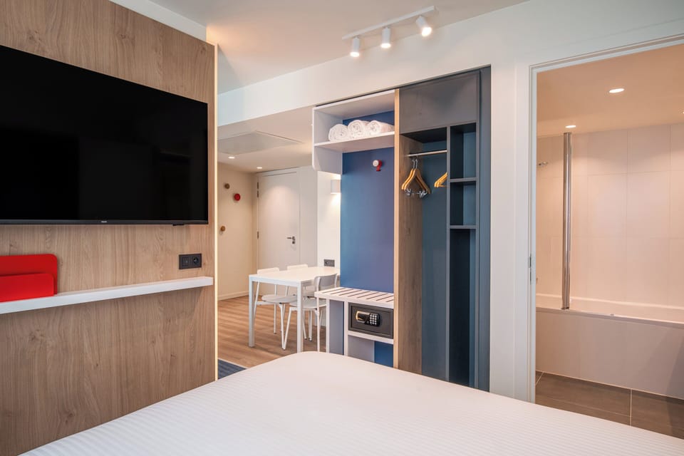 Suite, 2 Bedrooms | Hypo-allergenic bedding, pillowtop beds, minibar, in-room safe