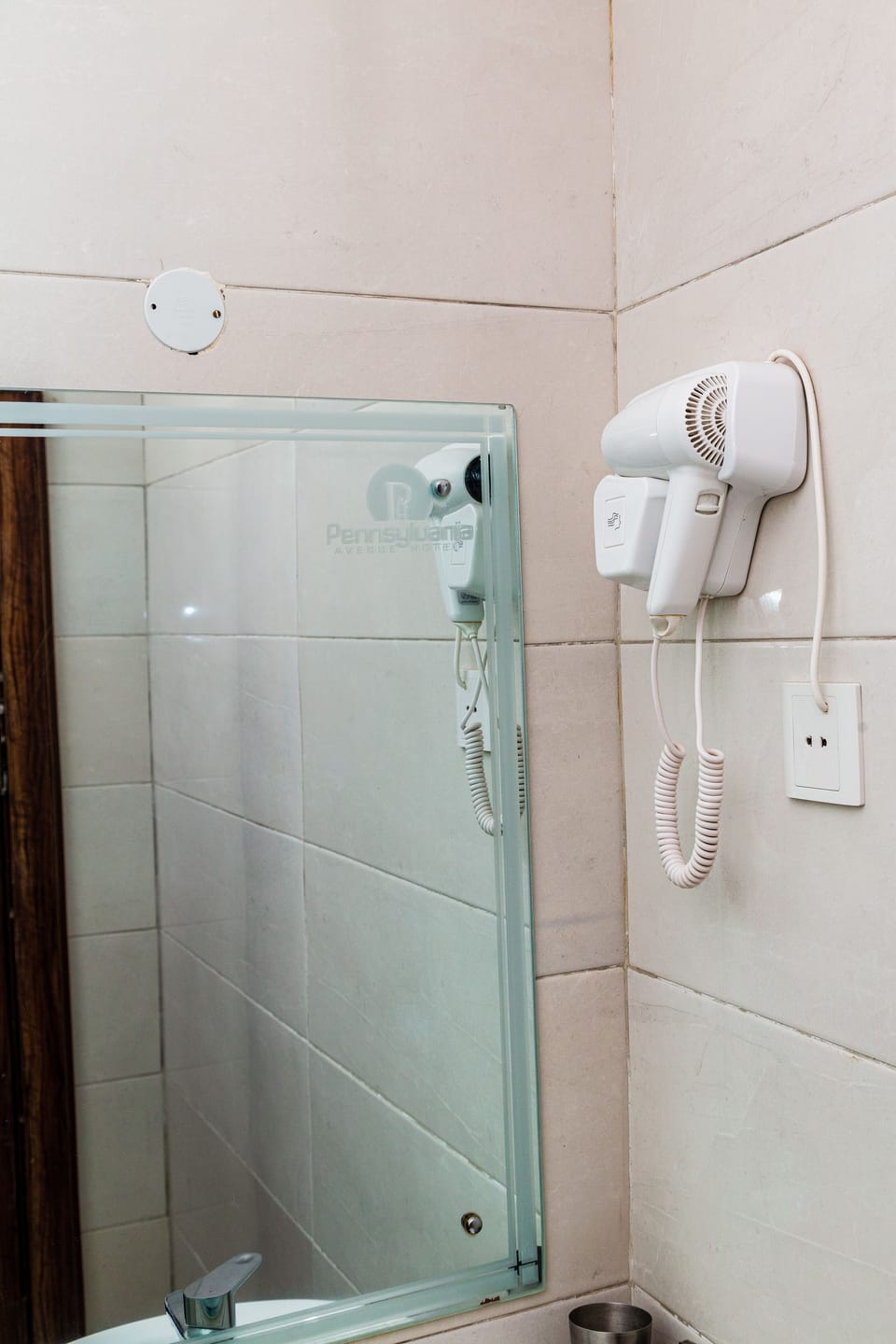 Shower, rainfall showerhead, free toiletries, hair dryer