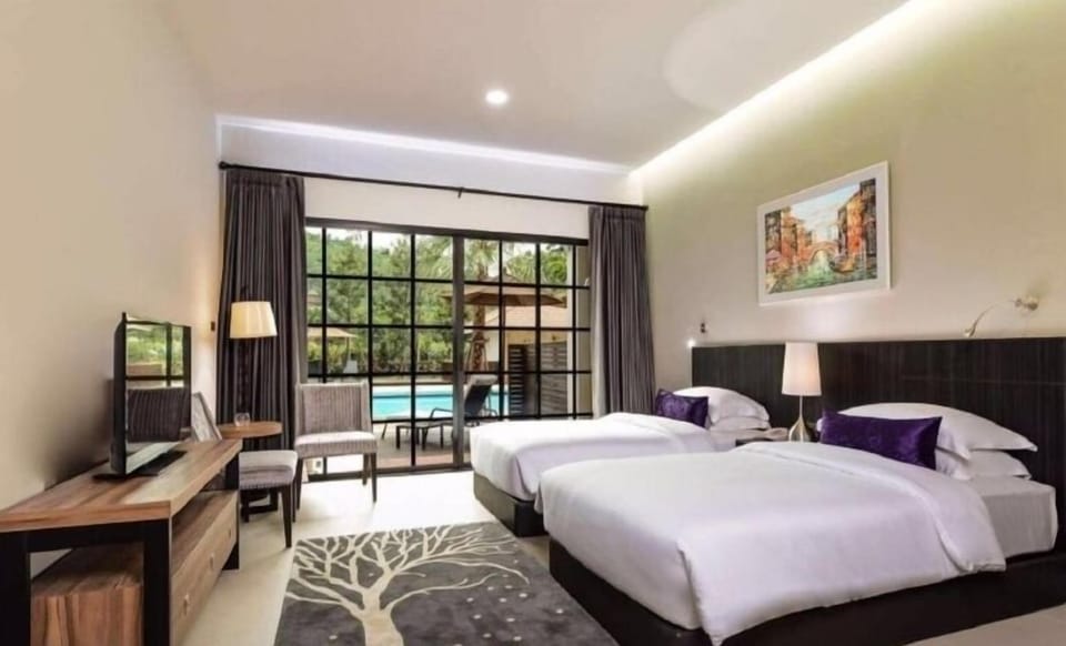 Deluxe Pool Access Twin Room | Minibar, in-room safe, desk, blackout drapes