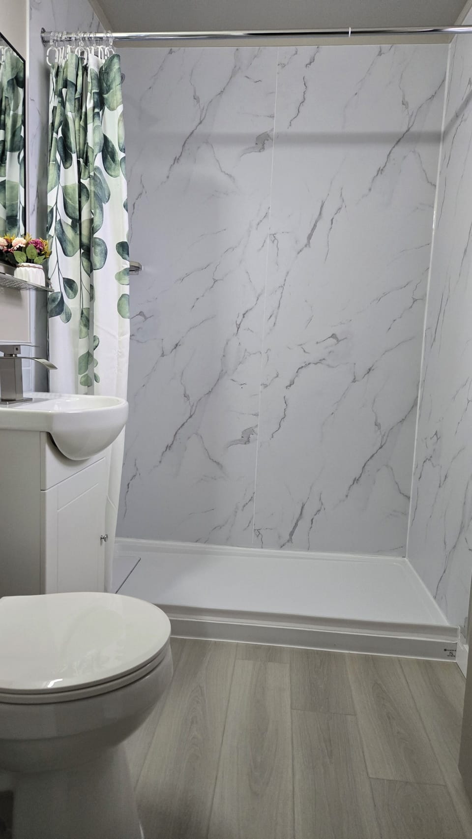 Basic Single Room, 1 Queen Bed | Bathroom | Shower, towels