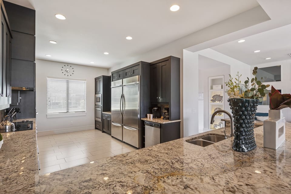 Large kitchen with ample counter space for everyone to help cook