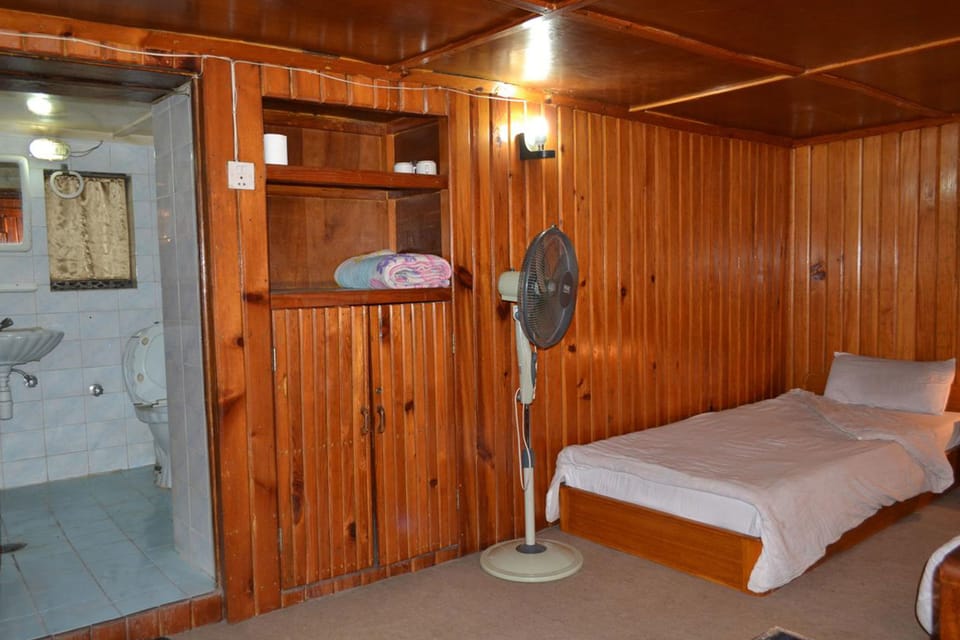 Twin Room, Private Bathroom | Bathroom | Shower, free toiletries, towels