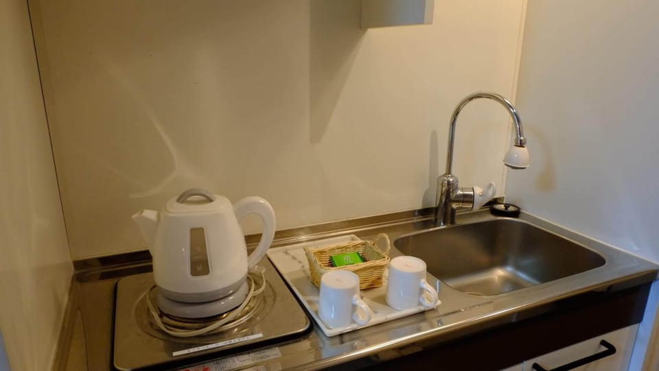 Hollywood Twin Room, Non Smoking | Private kitchen | Fridge, electric kettle