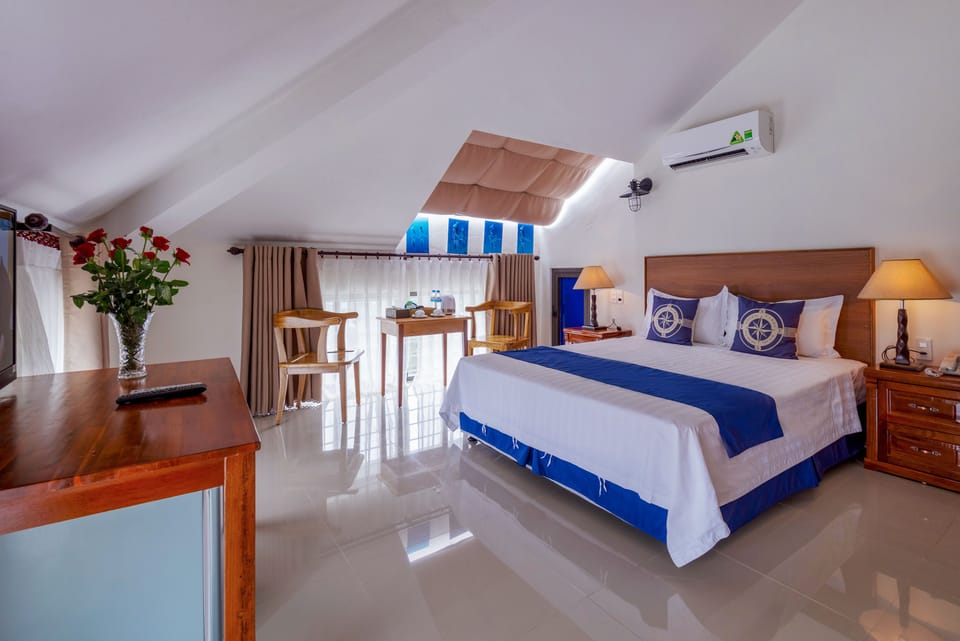 Basic Double Room | Minibar, in-room safe, desk, laptop workspace