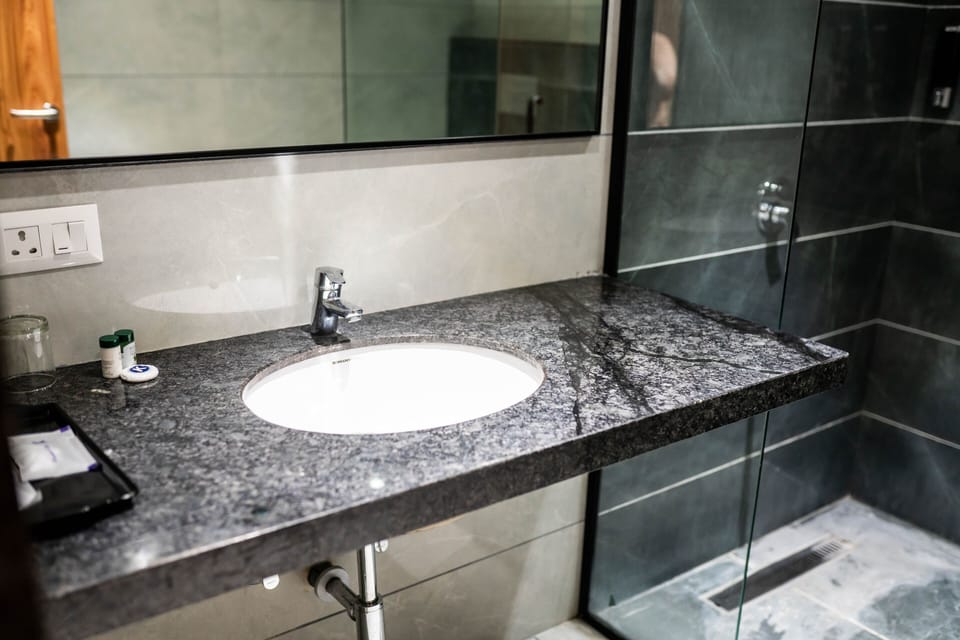 Suite | Bathroom | Shower, free toiletries, towels