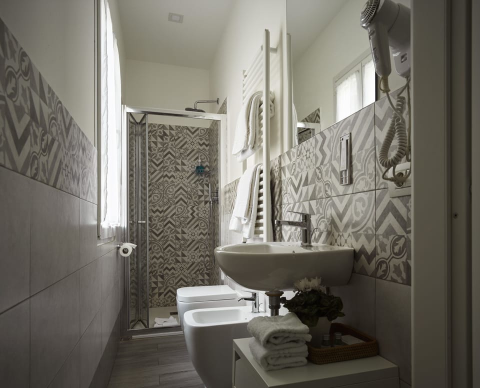 Comfort Triple Room | Bathroom | Shower, free toiletries, bidet, towels