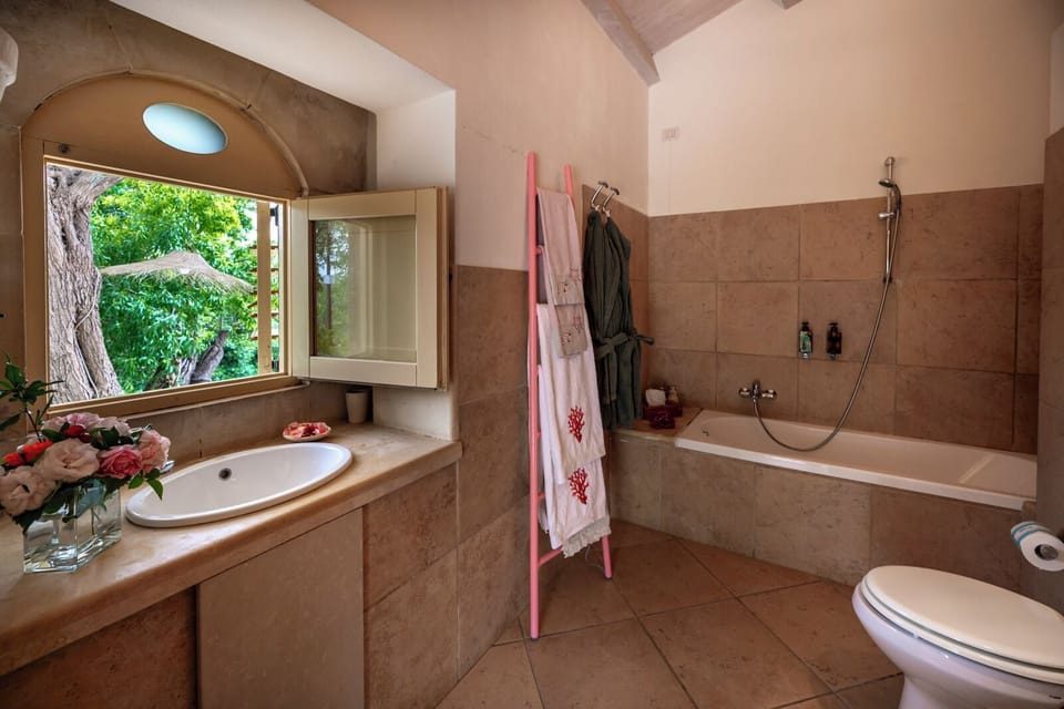 Standard Room (Mandorlo) | Bathroom | Free toiletries, hair dryer, bathrobes, bidet