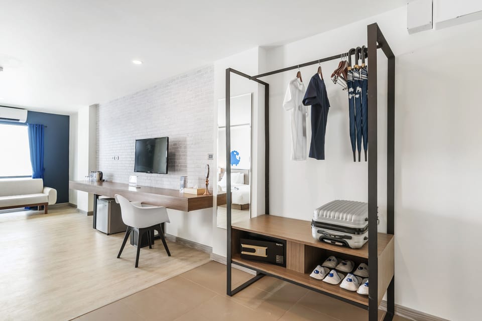 Koko Party (King & Bunk) | Desk, free WiFi, bed sheets