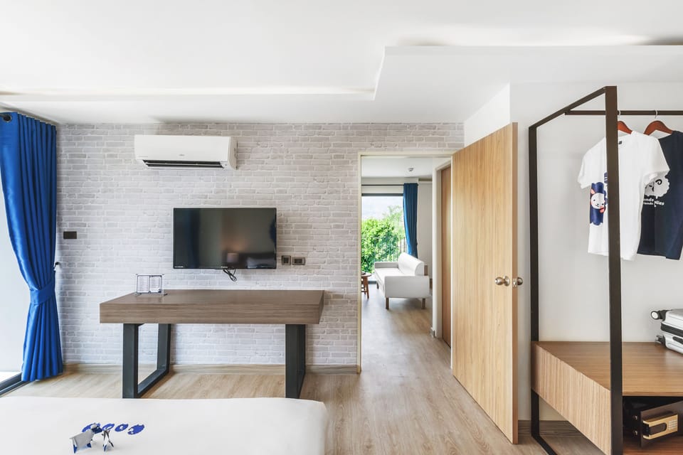 Koko Suite | Desk, free WiFi, bed sheets