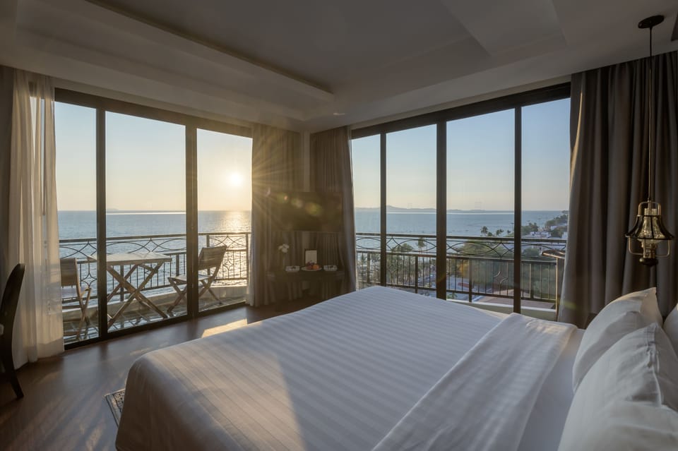 Double Room, Sea View, Corner | In-room safe, desk, blackout drapes, free WiFi