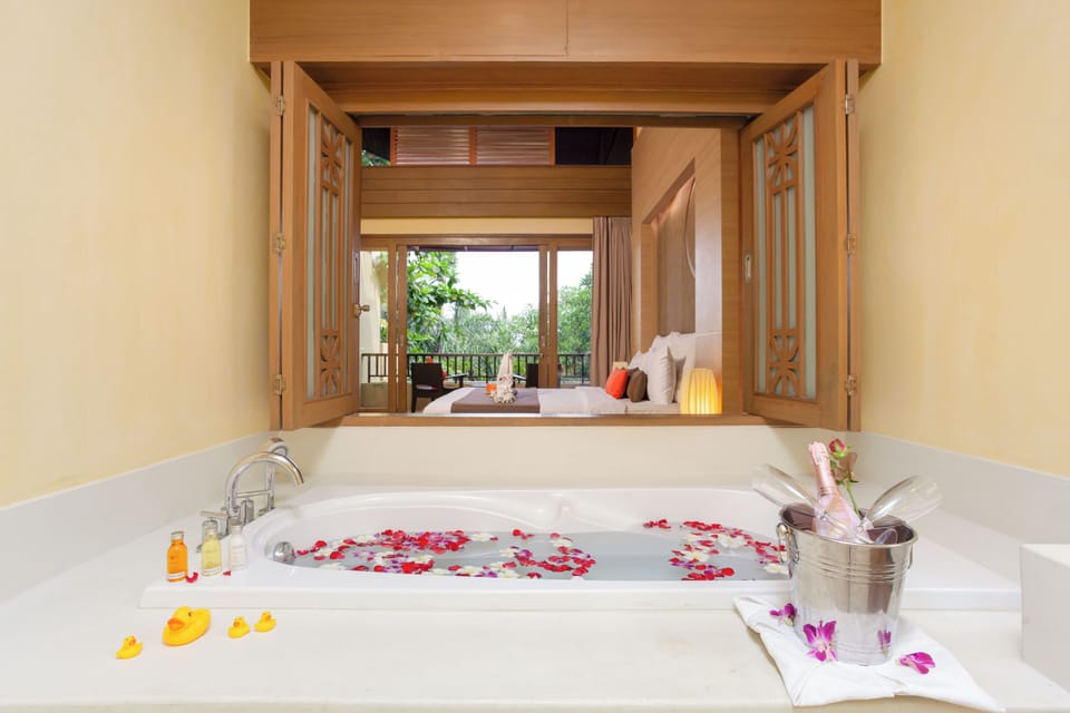 Deluxe Room, Balcony | Bathroom | Separate tub and shower, rainfall showerhead, free toiletries