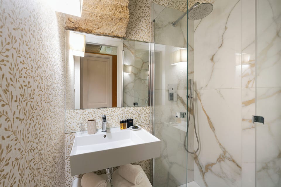 Deluxe Double or Twin Room | Bathroom | Shower, hair dryer, slippers, bidet
