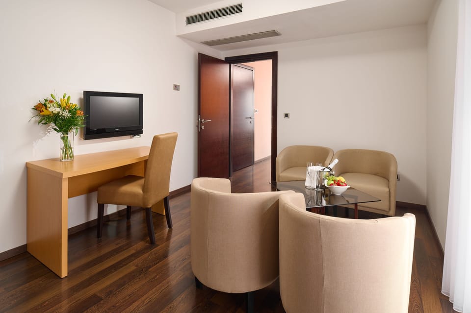 Senior Studio Suite | Individually furnished, desk, laptop workspace, blackout drapes
