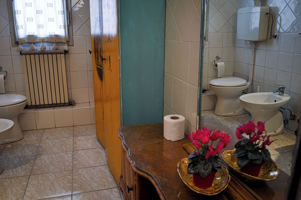 Standard Double or Twin Room (Private External Bathroom) | Bathroom | Shower, hair dryer, bidet, towels