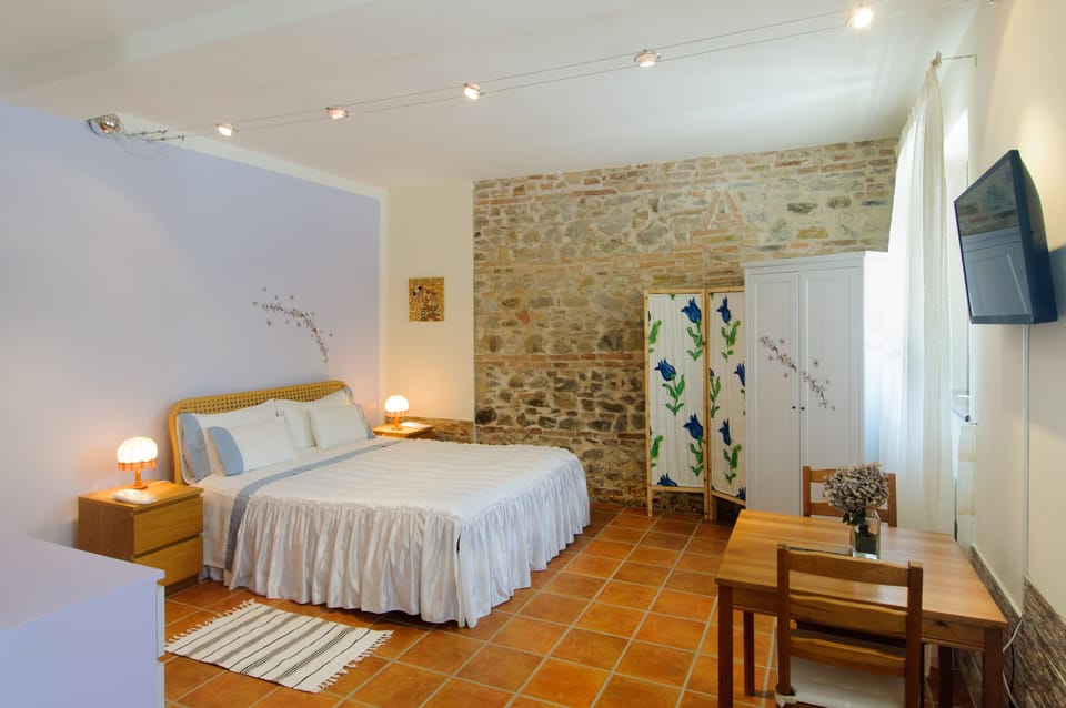 Double Room | Desk, free cribs/infant beds, rollaway beds, free WiFi