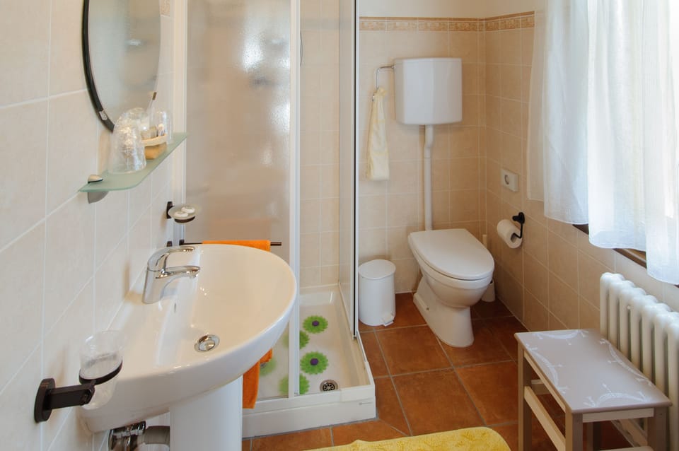 Double Room | Desk, free cribs/infant beds, rollaway beds, free WiFi