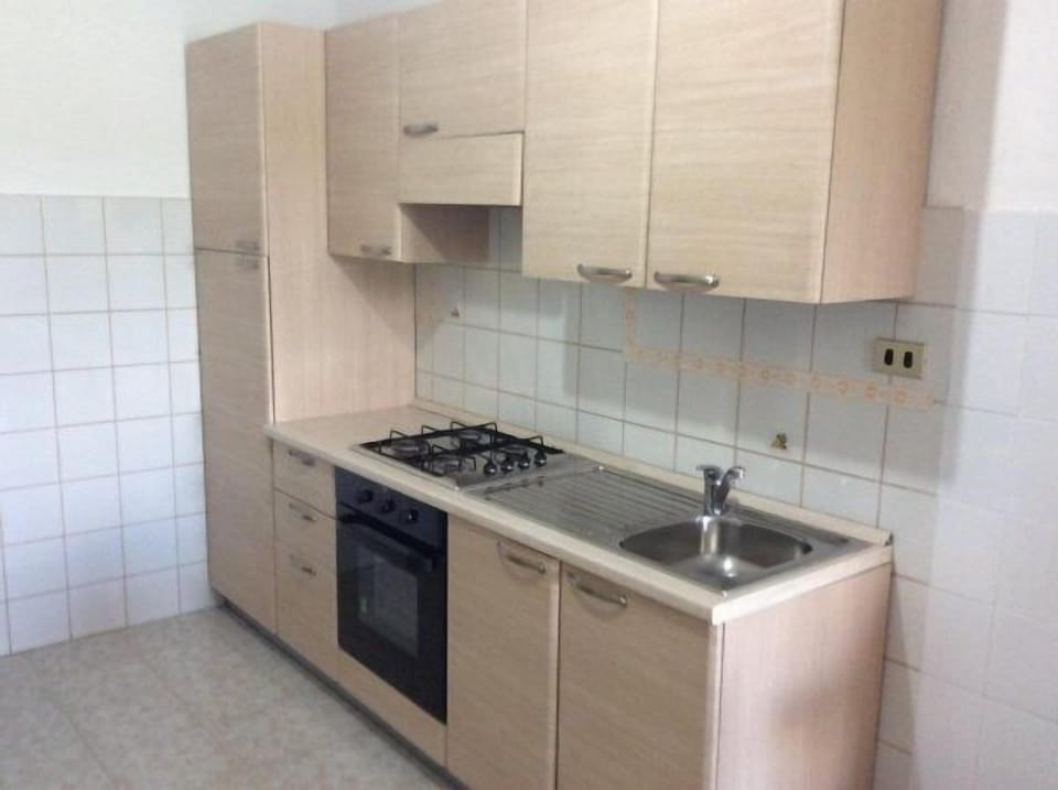 Full-size fridge, oven, stovetop, coffee/tea maker