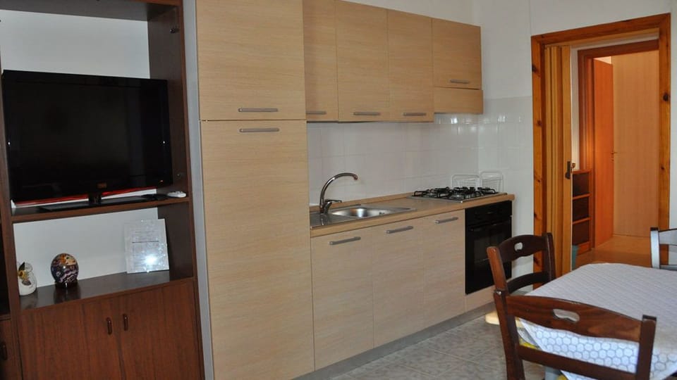 Double Room, 1 Double Bed (Kiwi) | Private kitchen | Full-size fridge, oven, stovetop, coffee/tea maker