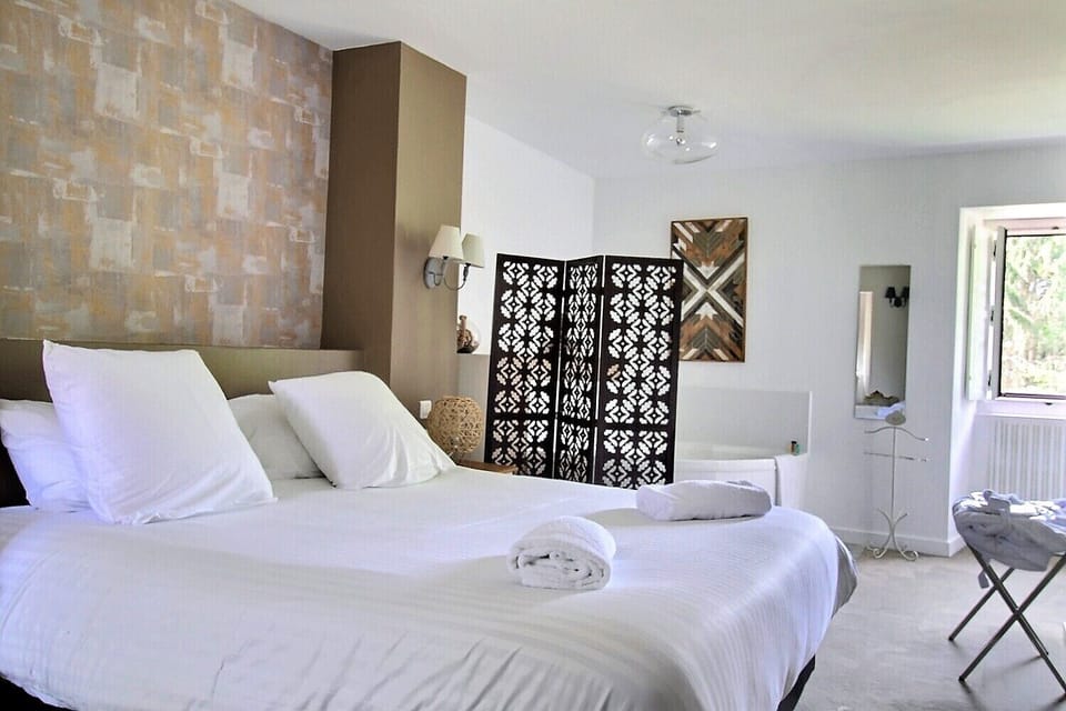 Deluxe Room, 1 King Bed, Park View | Premium bedding, pillowtop beds, minibar, in-room safe