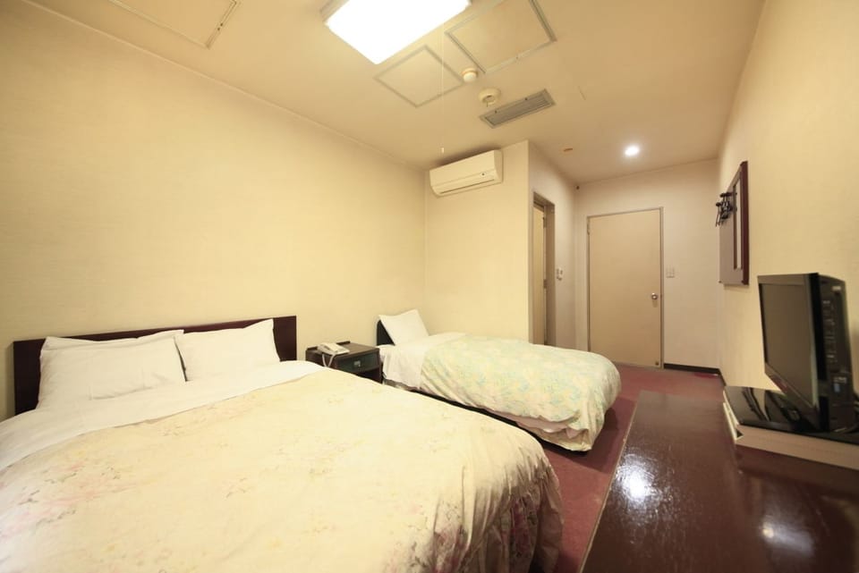 Double Room, Non Smoking | Desk, bed sheets
