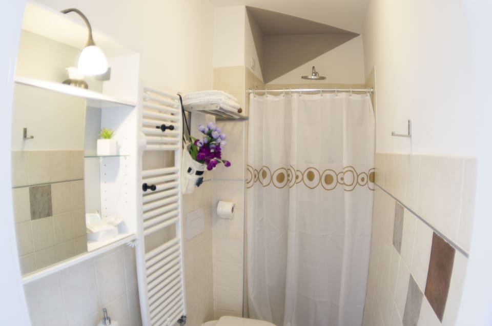 Triple Room, Non Smoking | Bathroom | Shower, free toiletries, bidet, towels