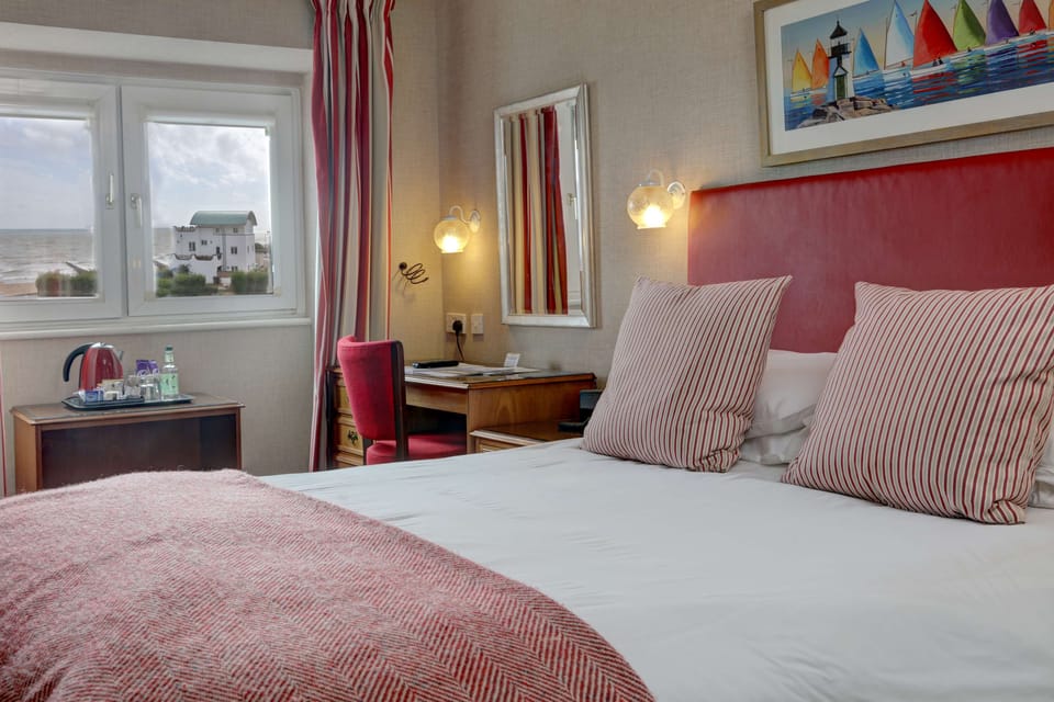 Classic Room, 1 King Bed, Non Smoking, Sea View | Desk, iron/ironing board, free cribs/infant beds, rollaway beds