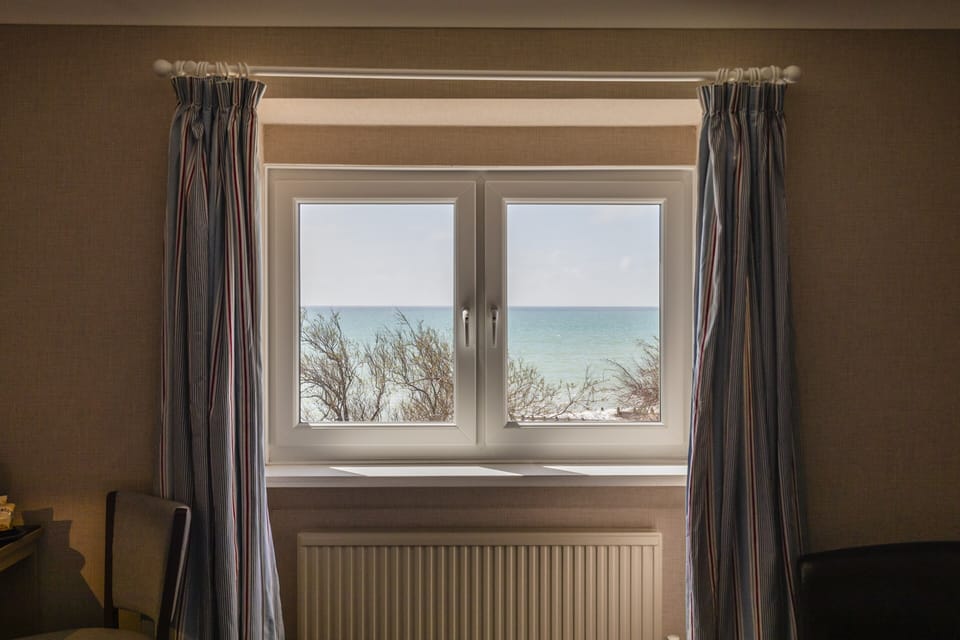 Classic Room, 1 King Bed, Non Smoking, Sea View | Desk, iron/ironing board, free cribs/infant beds, rollaway beds