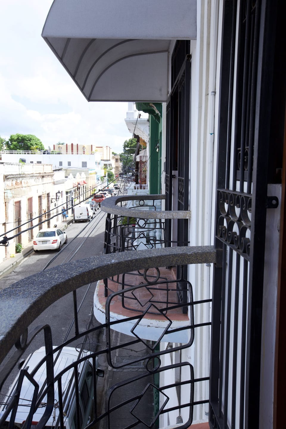 2 balconies facing the street