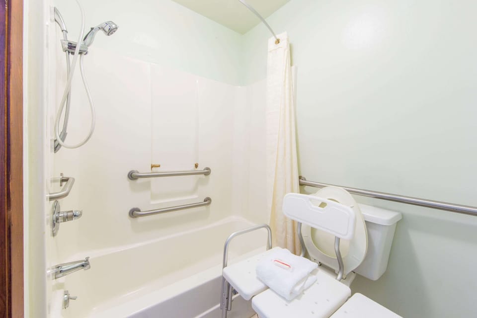 Combined shower/tub, towels