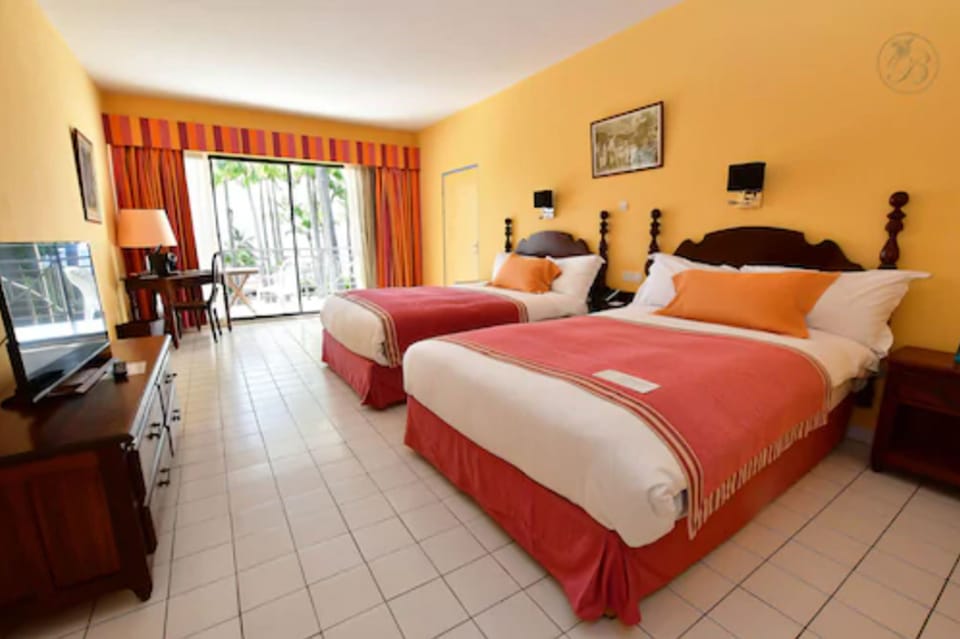 Twin Room Privilege, Sea View | Premium bedding, minibar, in-room safe, blackout drapes