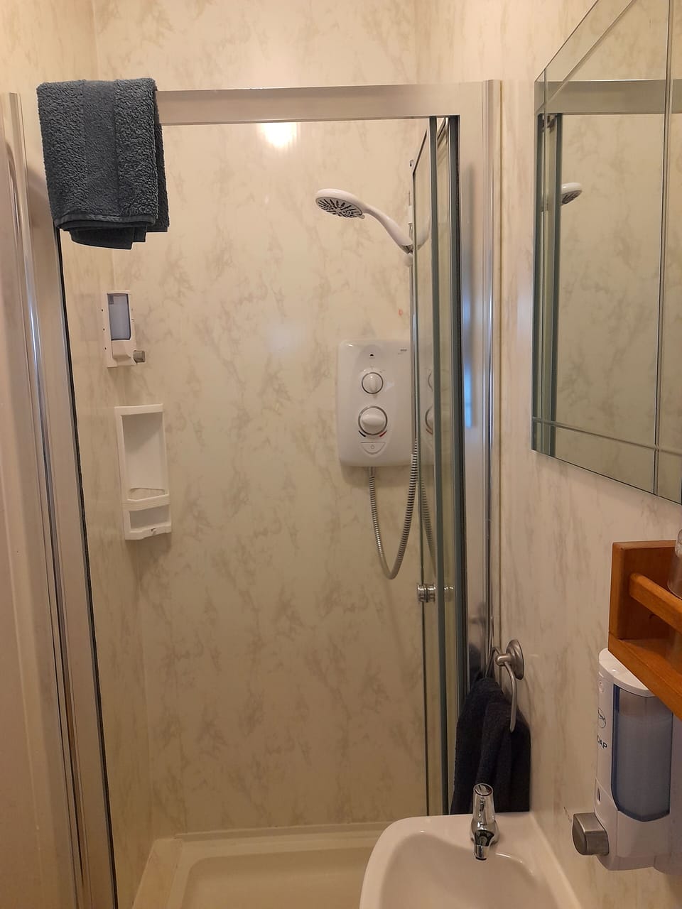 Double Room, Ensuite (Medium) | Bathroom | Shower, free toiletries, hair dryer, towels