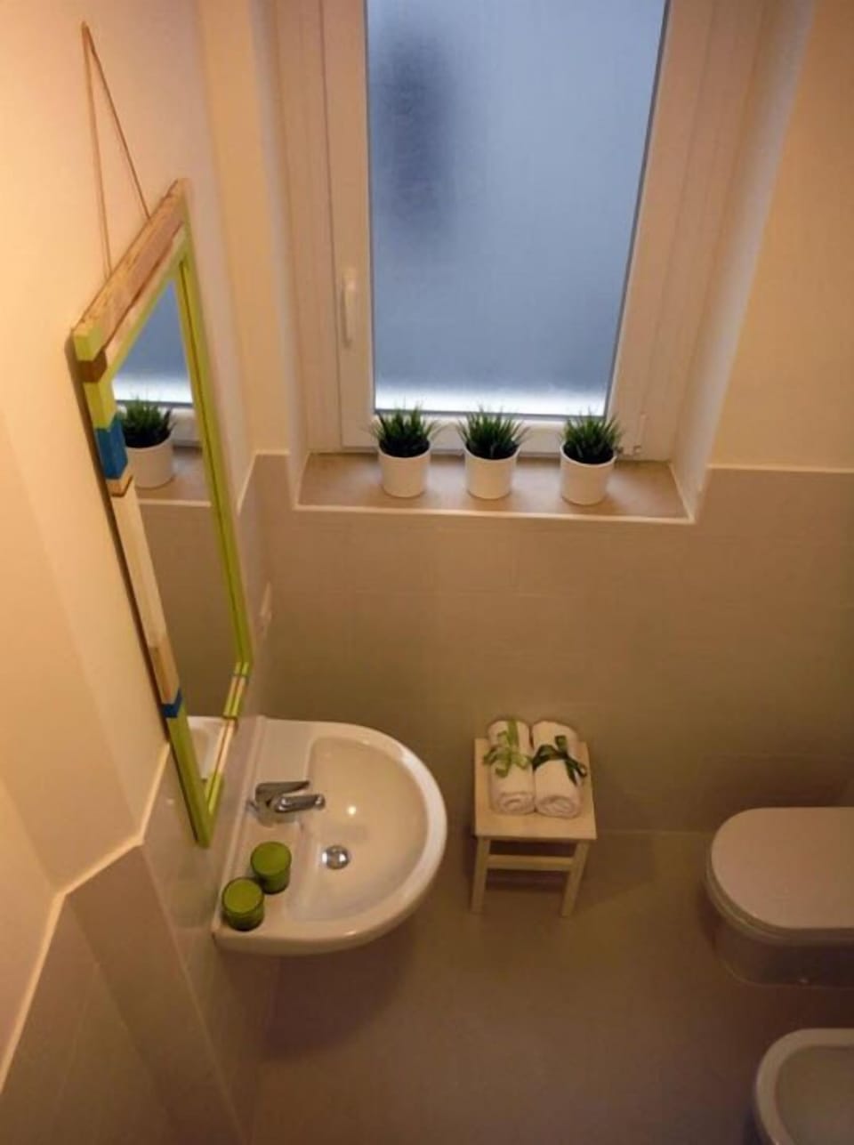 Double Room | Bathroom | Shower, free toiletries, hair dryer, slippers