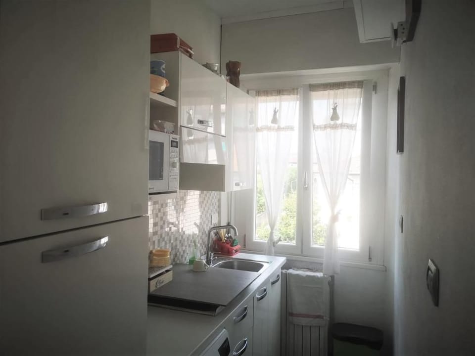 Full-size fridge, microwave, cookware/dishes/utensils