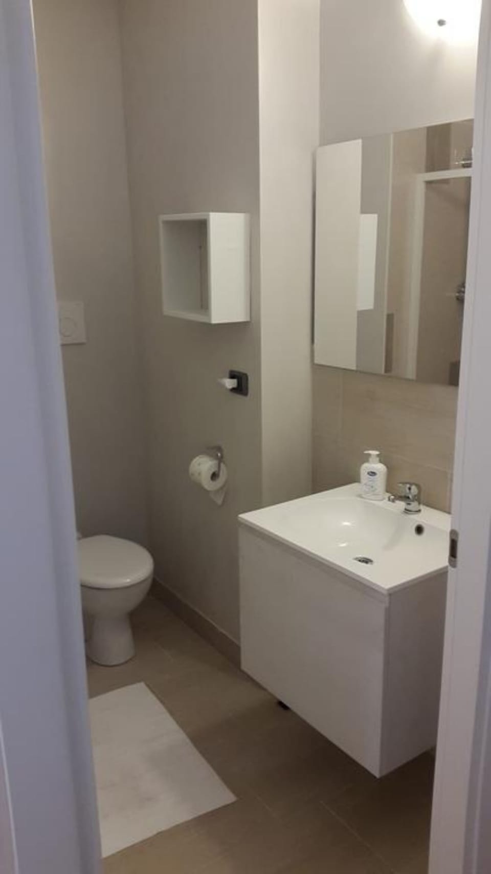 Standard Double Room | Bathroom | Shower, free toiletries, hair dryer, towels