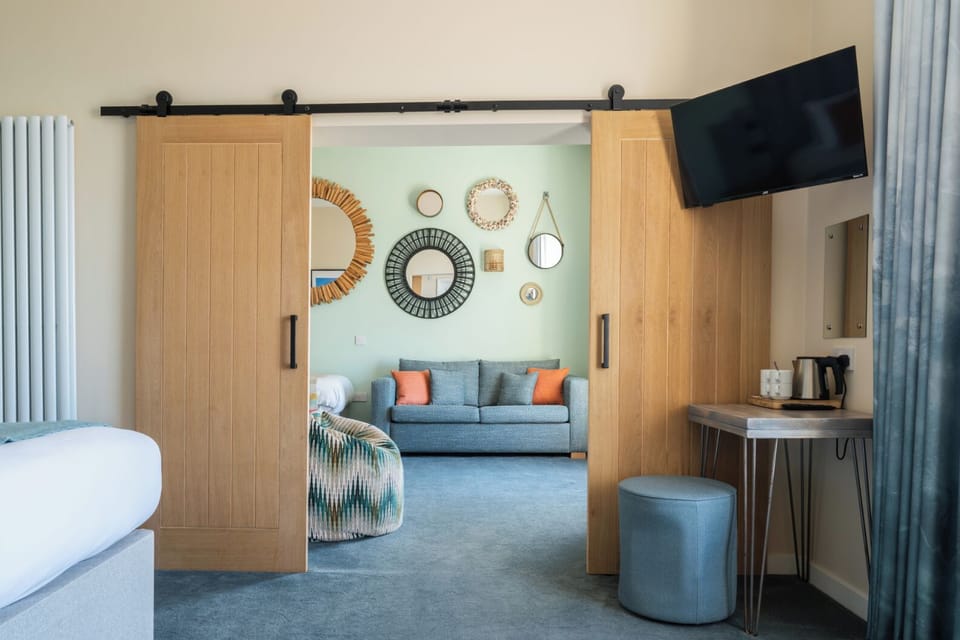 Premier Suite | Individually decorated, individually furnished, desk, blackout drapes