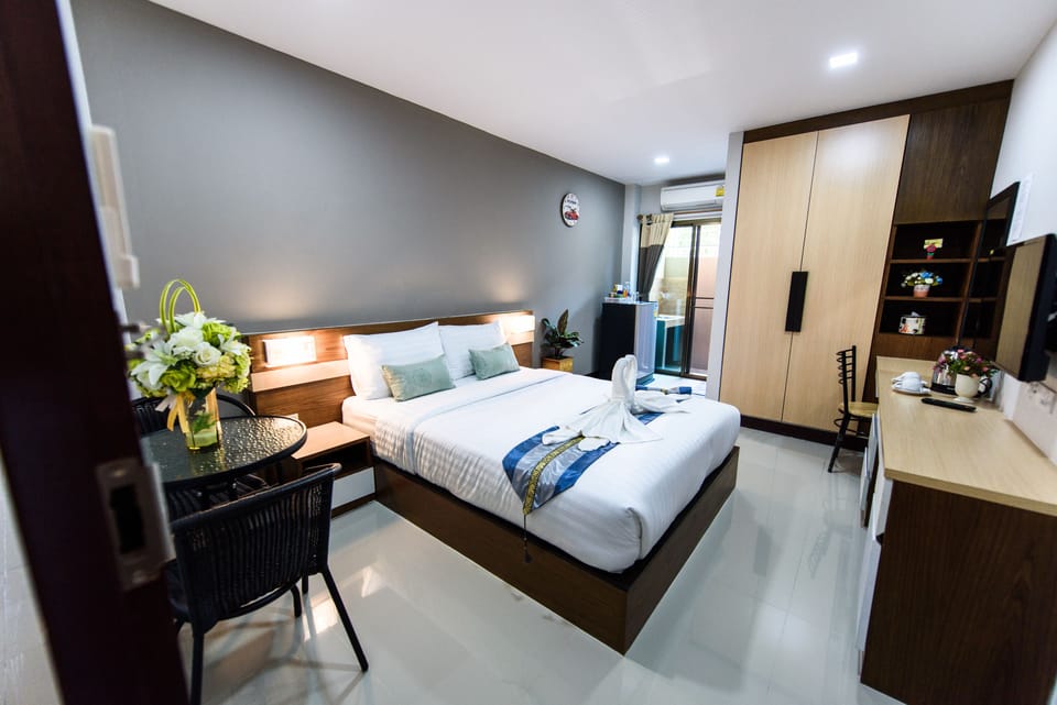 Deluxe Studio (Non Smoking) | Minibar, free WiFi