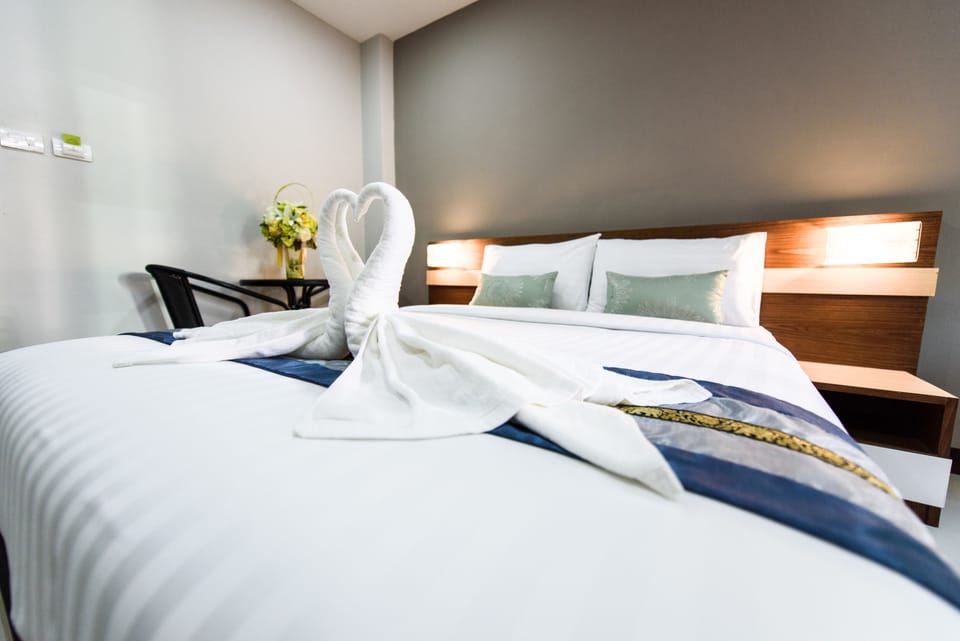 Deluxe Studio (Non Smoking) | Minibar, free WiFi