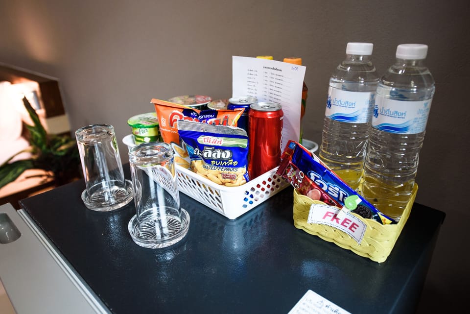 Deluxe Studio (Non Smoking) | Bathroom | Shower, free toiletries, towels