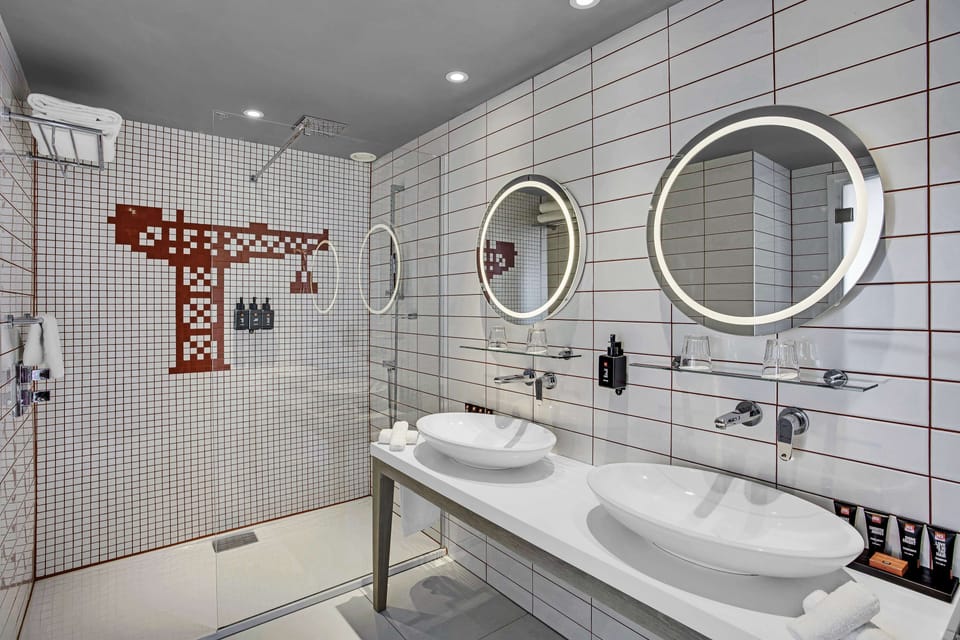 Suite (Feature) | Bathroom | Shower, free toiletries, hair dryer, towels