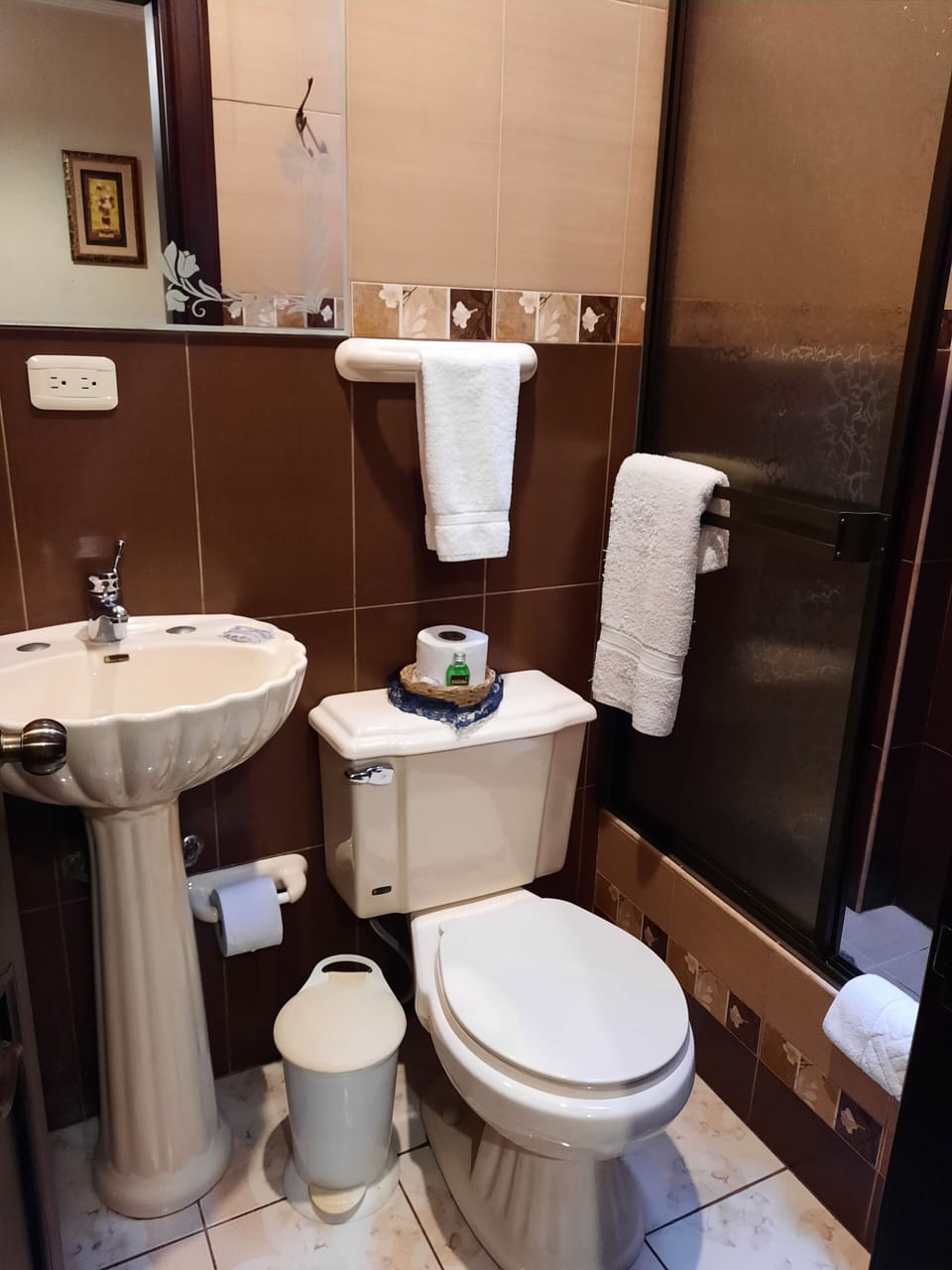 Comfort Room, 1 Double Bed, Courtyard View, Executive Level | Bathroom | Shower, free toiletries, towels