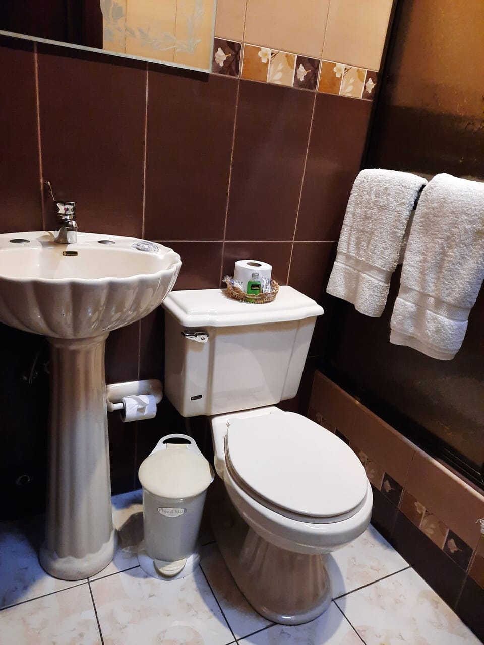 Standard Twin Room, 1 Bedroom | Bathroom | Shower, free toiletries, towels