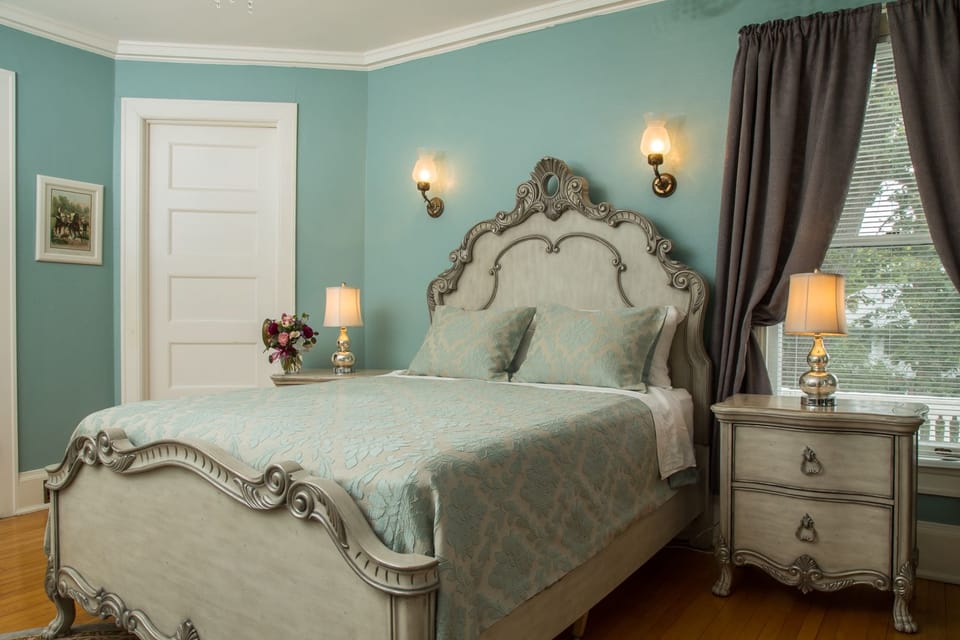 Deluxe Room, 1 Queen Bed, Connecting Rooms, Garden View | Premium bedding, desk, iron/ironing board, WiFi (free)