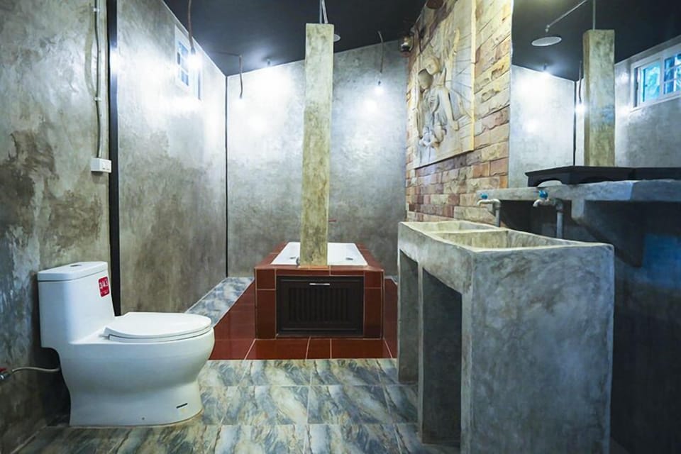 Phalaburi No.1 | Bathroom | Free toiletries