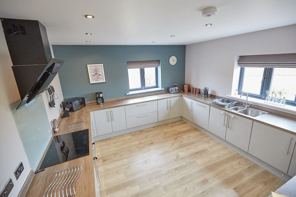 Barn, 5 Bedrooms | Private kitchen | Full-size fridge, oven, stovetop, dishwasher
