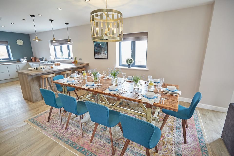 Barn, 5 Bedrooms | In-room dining