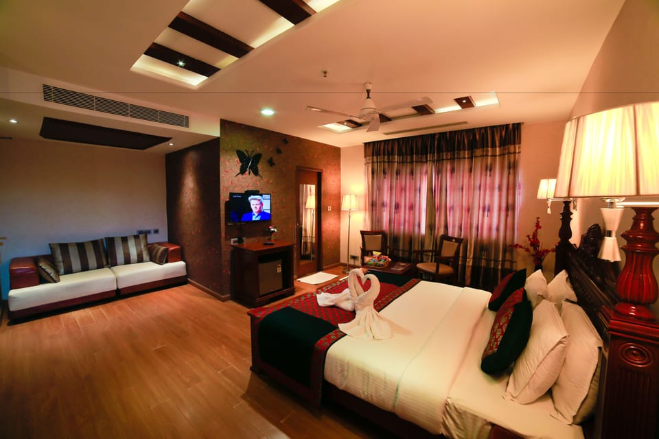 Junior Studio Suite, 1 Queen Bed, Ensuite, Executive Level | Minibar, in-room safe, desk, soundproofing