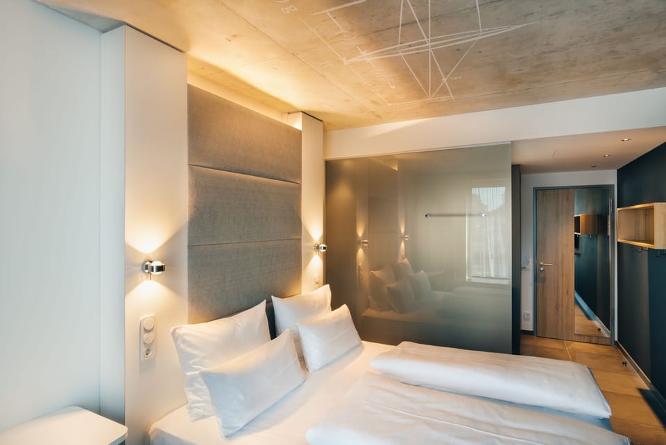 Business Room, 1 King Bed | Premium bedding, in-room safe, individually decorated