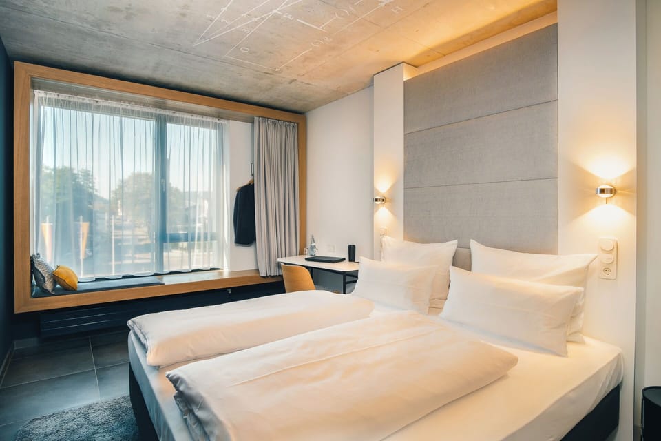 Business Room, 1 King Bed | Premium bedding, in-room safe, individually decorated